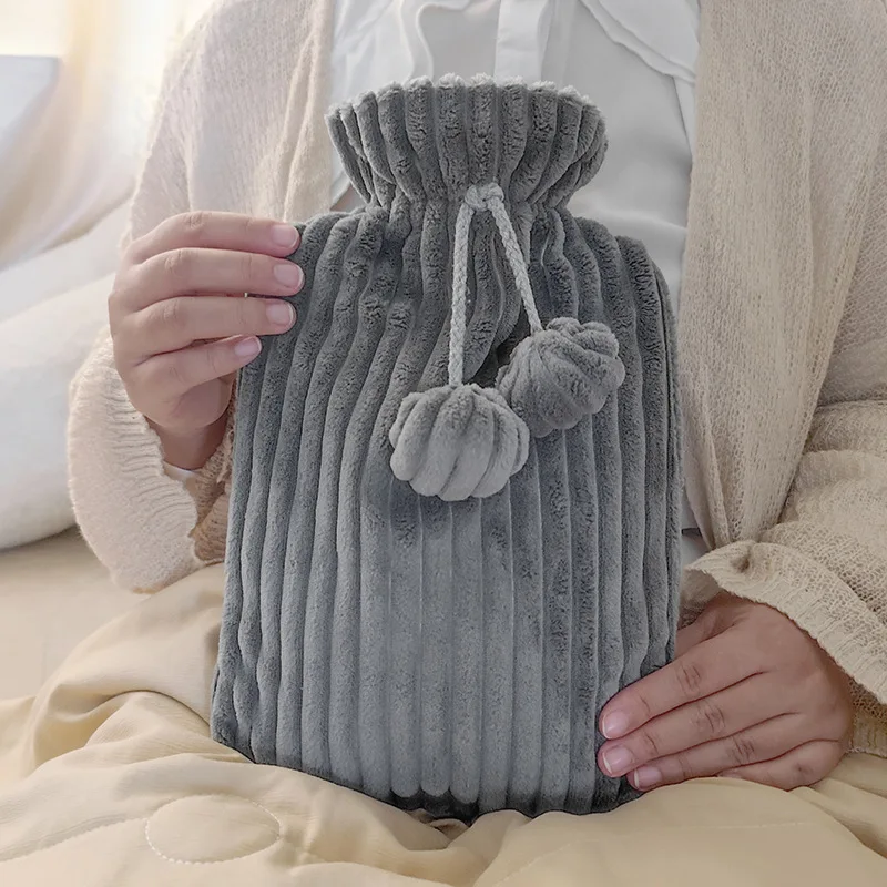 Bouillotte bouteille douillette à housse peluche grise et pompon