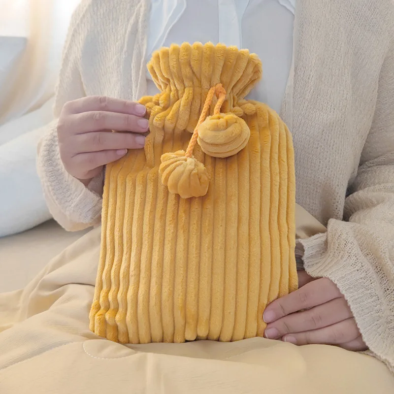 Bouillotte bouteille douillette jaune à housse peluche